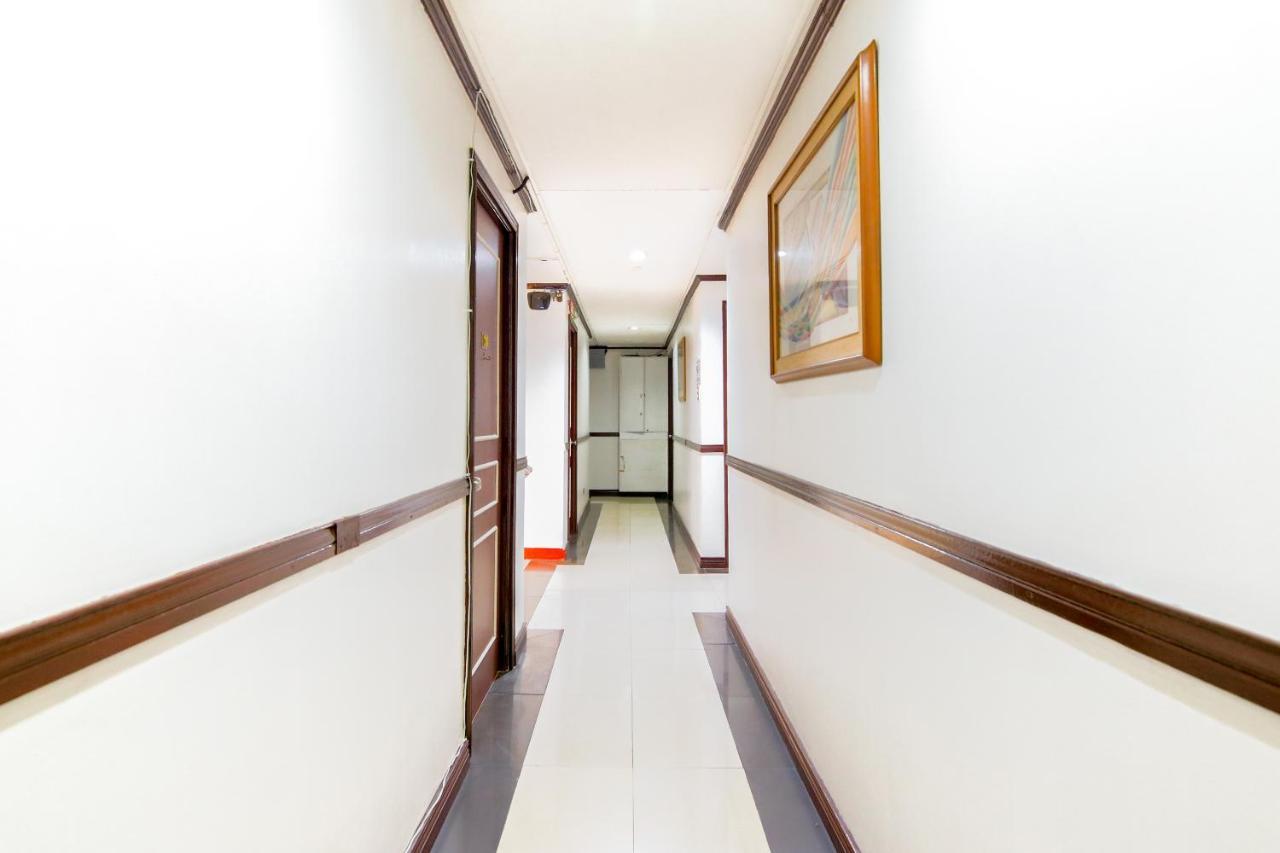 Oyo 117 Rochelle Apartelle Quezon City Extérieur photo